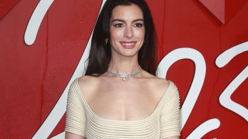 Anne Hathaway destacó como embajador de Bvlgari en su visita a Shanghái.
