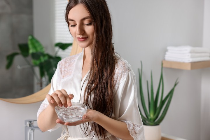 Disfruta de los beneficios del aloe vera y la linaza para mejorar el cuidado de tu cabello.