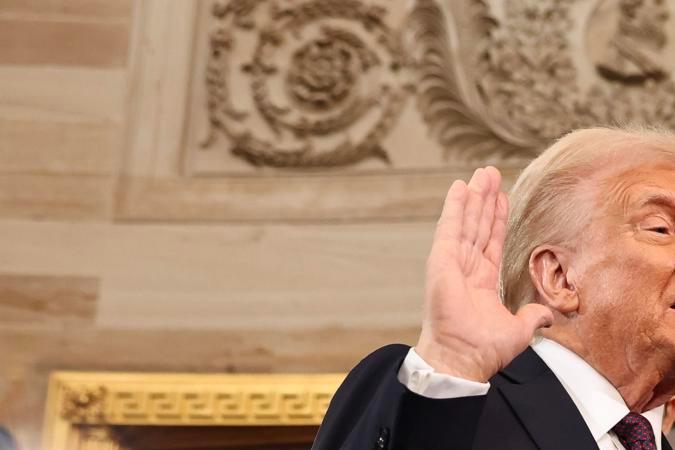 Melania Trump acompaña a Donald Trump en la juramentacion como nuevo presidente de Estados Unidos.