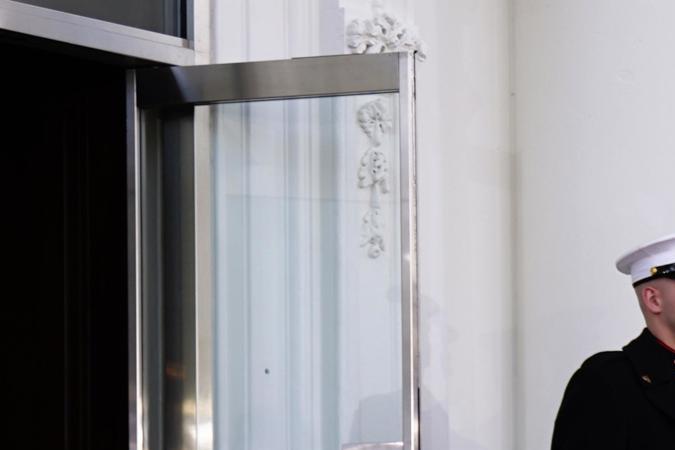 Melania Trump luce un sofisticado abrigo de un diseñador estadounidense.