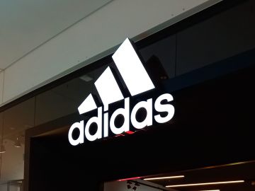 Adidas lanzó una nueva colección de zapatos que siguen la estética Ballet Core.