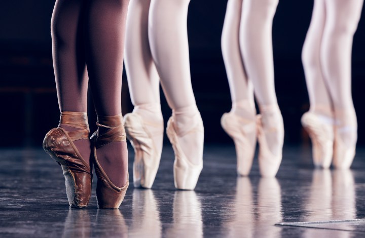 Únete a las tendencias de la moda al incluir los zapatos balletcore en tus loos.