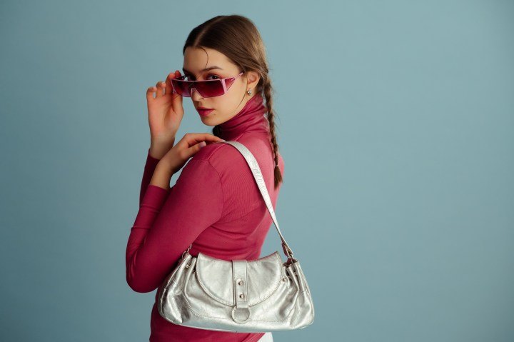 El bolso cargo formará parte de los looks de moda en tendencia este 2025.