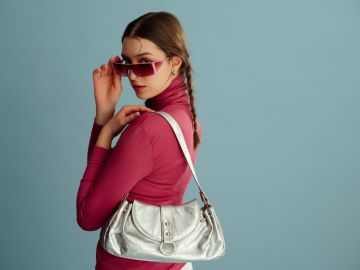 El bolso cargo formará parte de los looks de moda en tendencia este 2025.