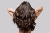 El crecimiento del cabello puede estimularse con una correcta rutina de cuidado.