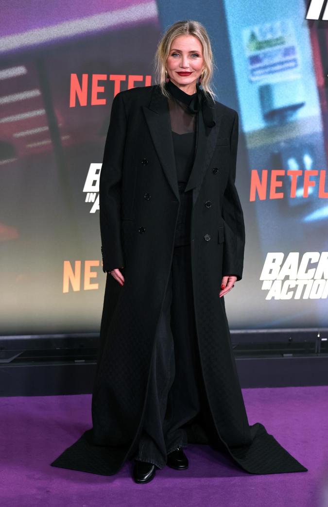 Cameron Díaz usó un total look negro en la alfombra morada de Berlín.