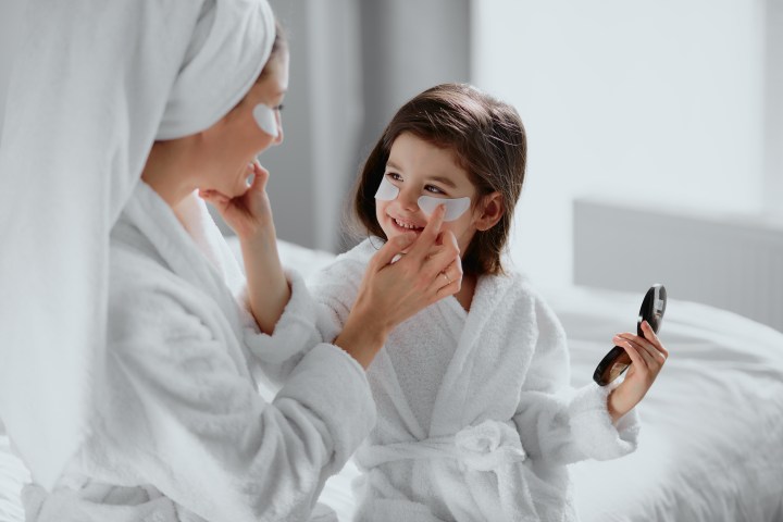 Las niñas pequeñas pueden cuidar su piel con pasos básicos.