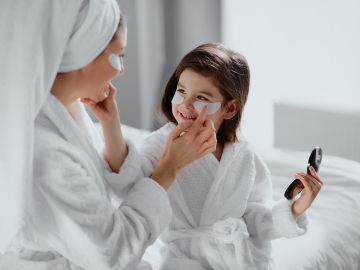 Las niñas pequeñas pueden cuidar su piel con pasos básicos.