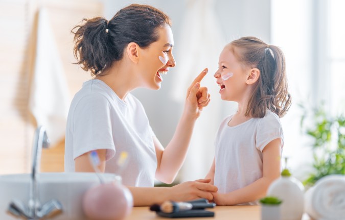 Los padres deben cuidar la piel de sus hijos desde corta edad.