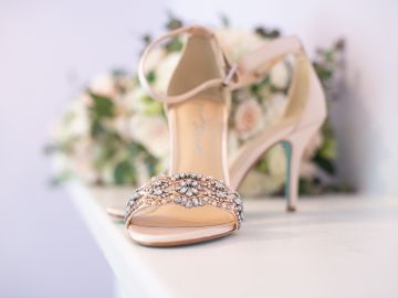 La nueva tendencia maximalista en la industria de la moda son los zapatos con joyas.