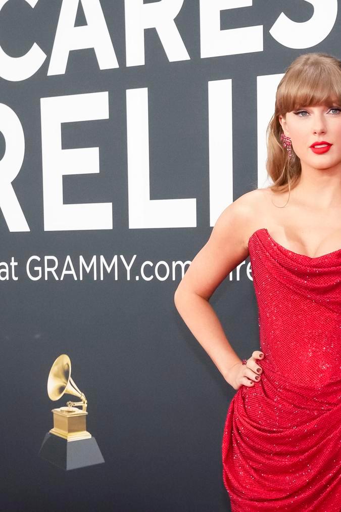 Taylor Swift acude a la alfombra roja de los Premios Grammy en su edición 67.