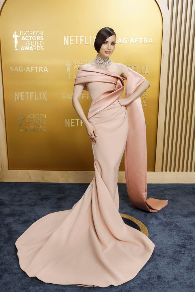 Sofia Carson en la alfombra de los SAG Awards 2025.