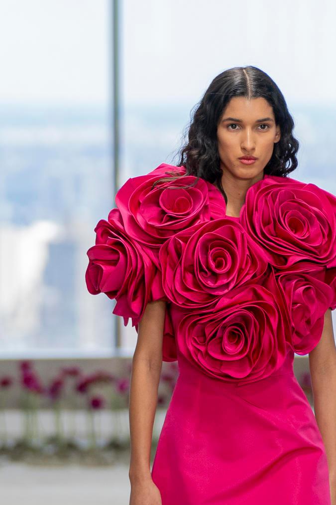 Los diseños con maxi flores de Carolina Herrera destacaron en su nueva colección.