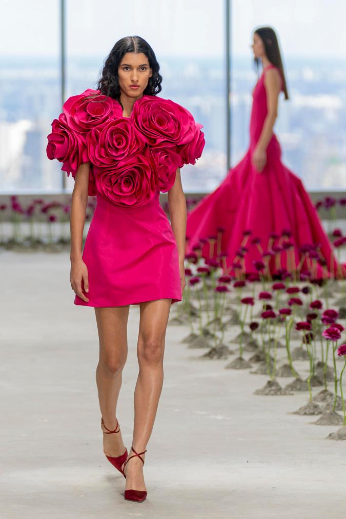 Los diseños con maxi flores de Carolina Herrera destacaron en su nueva colección.