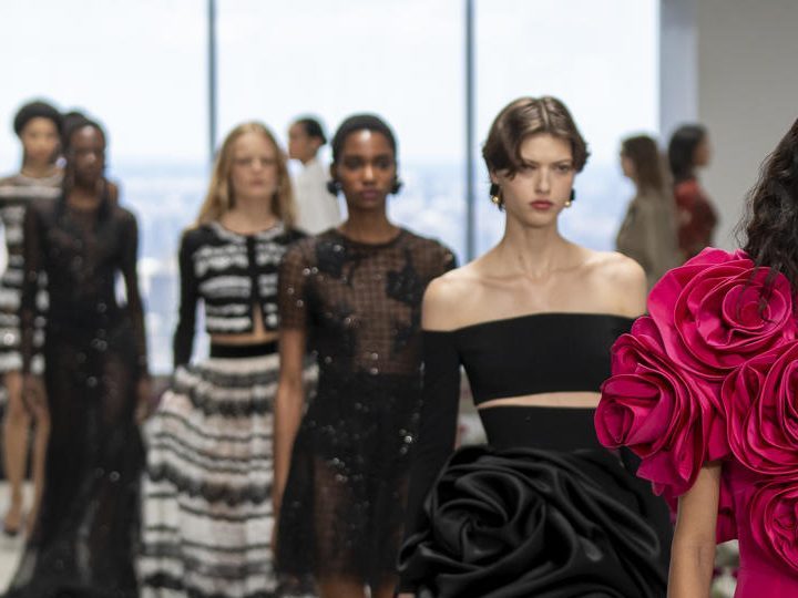 Wes Gordon, director de Carolina Herrera, presentó una sorprendente colección en la Semana de la Moda.