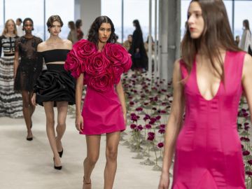 Wes Gordon, director de Carolina Herrera, presentó una sorprendente colección en la Semana de la Moda.