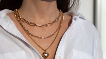 Mejora tu look de San Valentín con accesorios que representen la festividad.