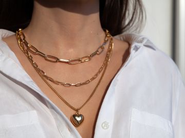 Mejora tu look de San Valentín con accesorios que representen la festividad.