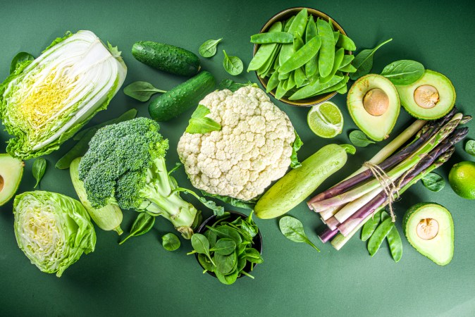 Las verduras de hojas verdes pueden mejorar tu salud capilar.
