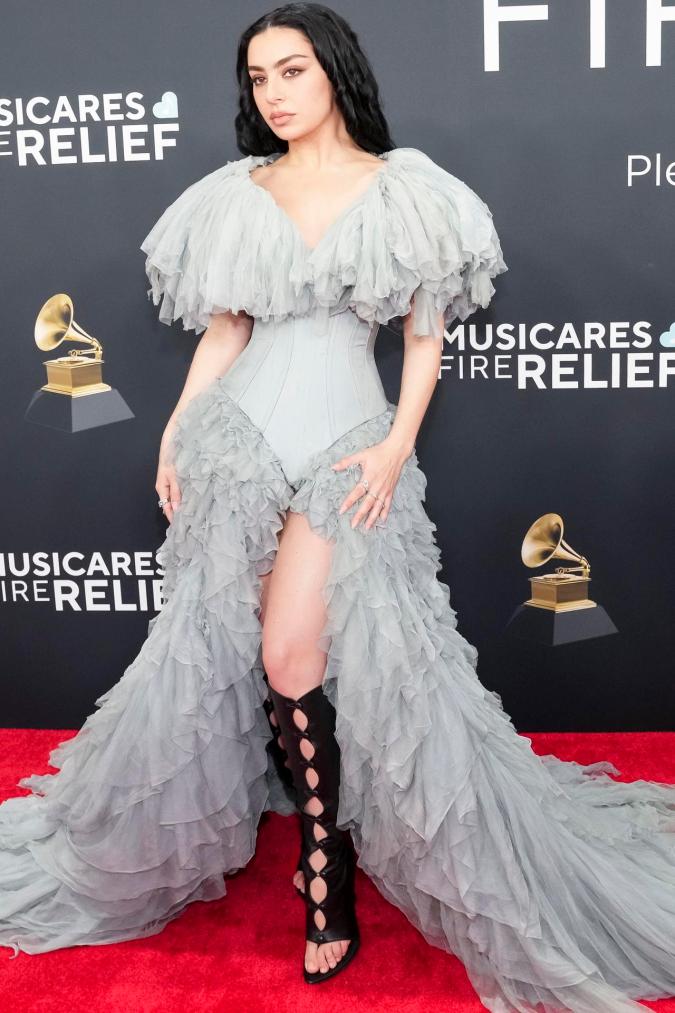 Charli XCX asiste a la alfombra roja de los Premios Grammy en su edición 67.