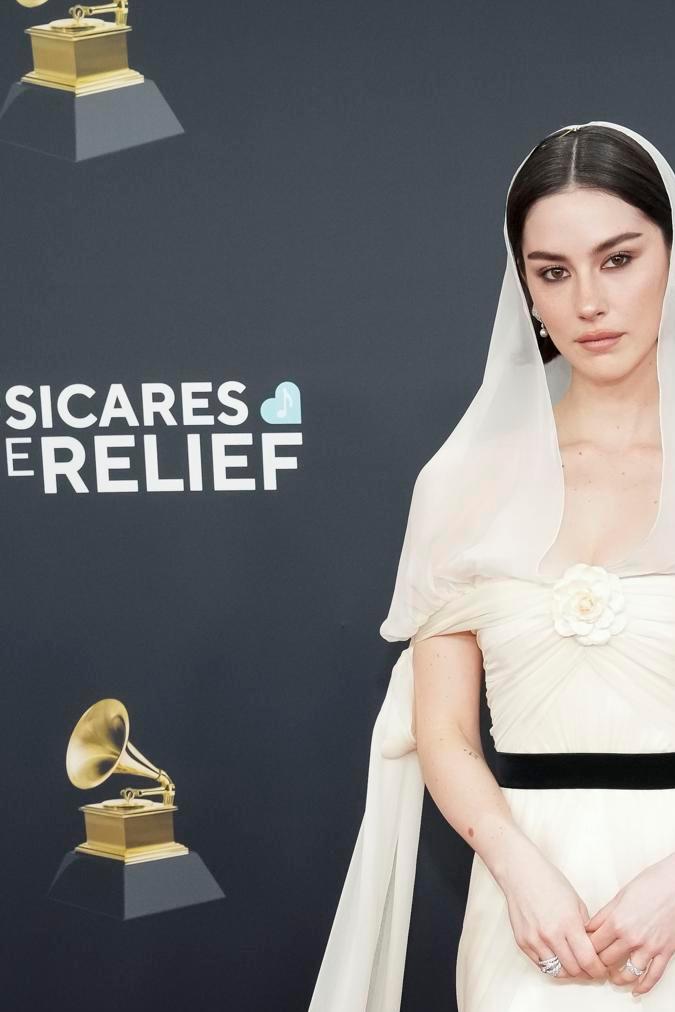 Gracie Abrams asiste a la alfombra roja de los Premios Grammy en su edición 67.