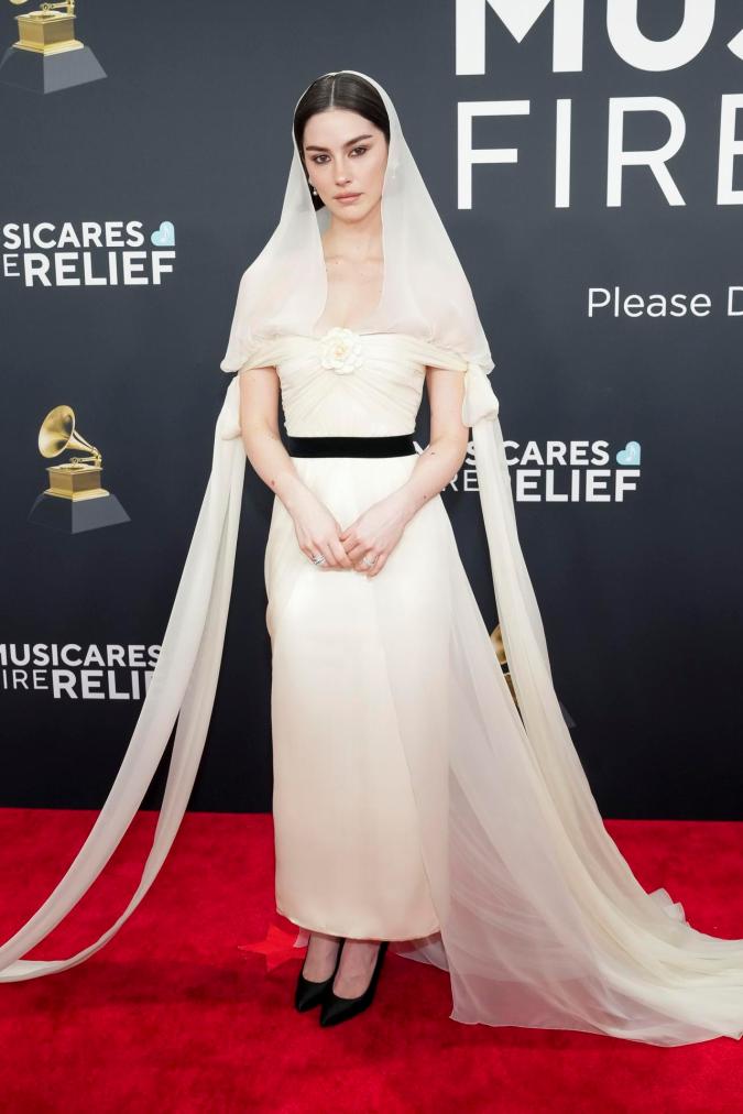 Gracie Abrams asiste a la alfombra roja de los Premios Grammy en su edición 67.