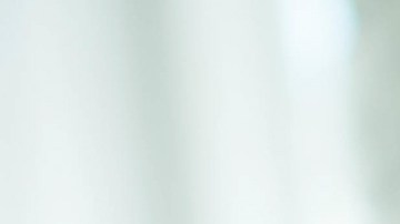 Las canas se relacionan con un proceso interno que disminuye el pigmento en la zona.