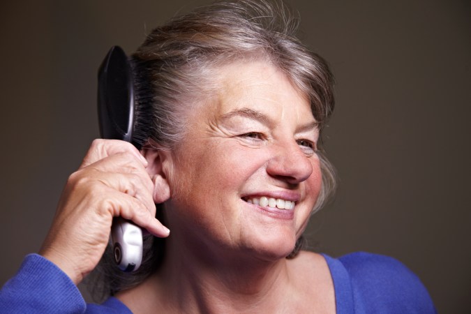 Lleva un estilo de vida saludable para retrasar las canas.