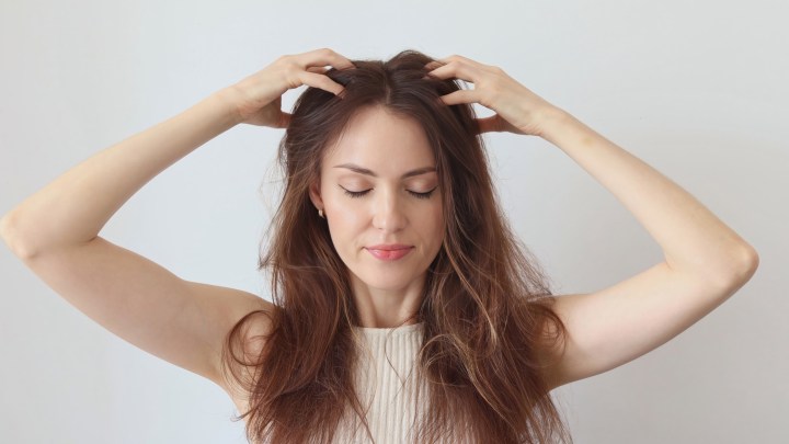 Mejora el cuidado de tu cabello al exfoliar el cuero cabelludo.