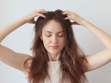 Mejora el cuidado de tu cabello al exfoliar el cuero cabelludo.