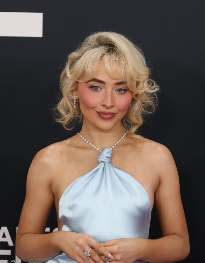 La cantante Sabrina Carpenter posa este domingo en la alfombra roja de la 67 ceremonia anual de los premios Grammy en el Crypto.com Arena de Los Ángeles, California.