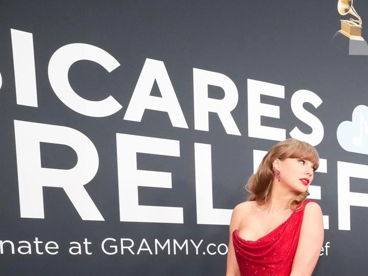 Taylor Swift fue una e las celebridades que llevó el mejor look de los Premios Grammy.