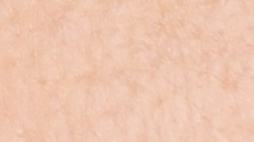 Usar una base de maquillaje para tu tipo de piel te ayudará a mejorar el look.