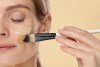 Usar una base de maquillaje para tu tipo de piel te ayudará a mejorar el look.