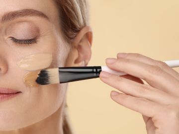 Usar una base de maquillaje para tu tipo de piel te ayudará a mejorar el look.