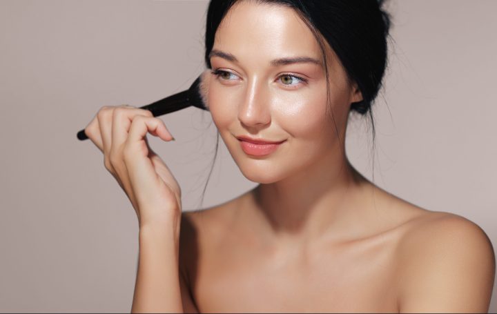 Mejora tus looks de maquillaje al probar la tendencia Blurred Skin.