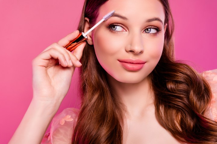 Maquilladora experta recomienda usar el Soft Ballet Glam para celebrar la amistad.