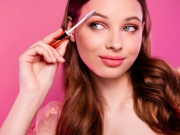 Maquilladora experta recomienda usar el Soft Ballet Glam para celebrar la amistad.
