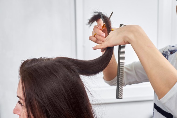 Promueve el crecimiento del cabello al cortarlo en cuarto creciente.