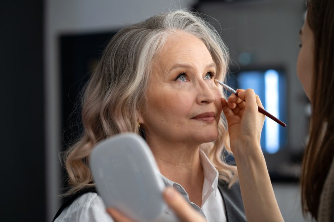Usa poca cantidad de corrector para no marcar las líneas de expresión en las ojeras.