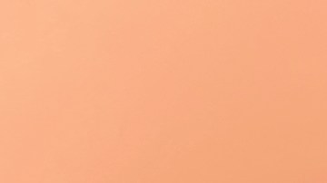 Mejora tus looks al incluir las sandalias de tacón medio que están en tendencia.