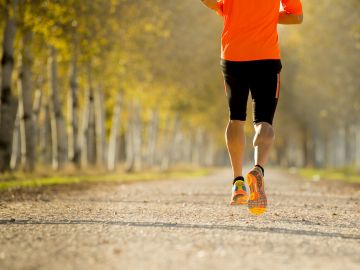 Los zapatos deportivos deben limpiarse adecuadamente para evitar las manchas permanentes.