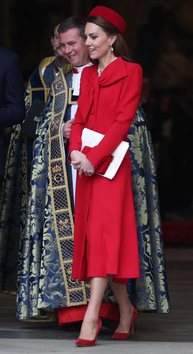 La reina Letizia usó un elegante abrigo rojo en el Día del Commonwealth.