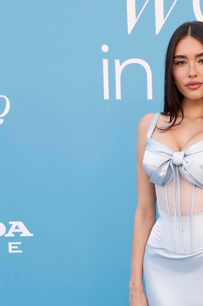 Madison Beer en la alfombra azul de los Billboard Women in Music Awards.