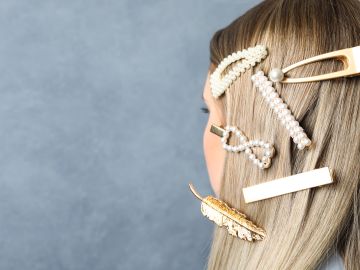 Usa los accesorios adecuado para complementar tu look y peinado.
