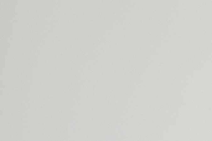 Usa accesorios en el cabello para complementar tu peinado semi recogido.