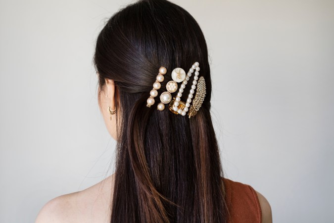 Usa accesorios en el cabello para complementar tu peinado semi recogido.