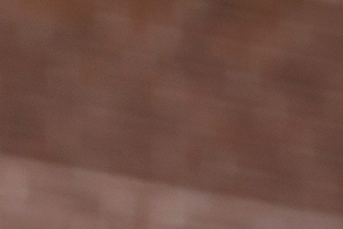 Usa aretes de argollas para complementar tu peinado de cola alta.