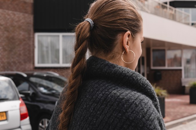 Usa aretes de argollas para complementar tu peinado de cola alta.