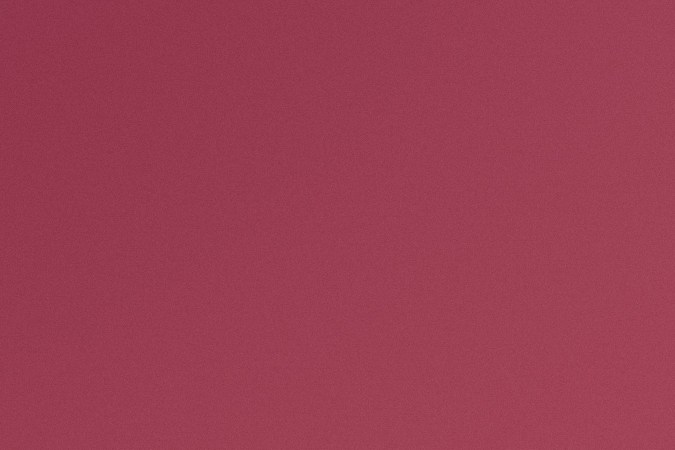 Usa aretes medianos para complementar tu peinado de pelo suelto.